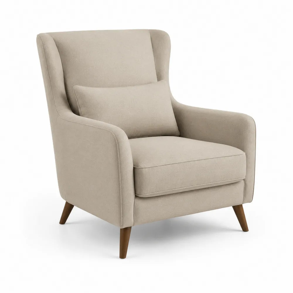 Fauteuil avec accoudoirs tissu beige structure bois naturel pieds inclinés assise rembourrée dossier haut coussin d’assise amovible